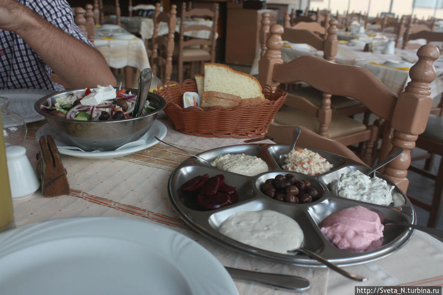 Мезе. Закуски и соусы: розовый — рыбный (тарамасалата), тзатзыки, тахини, хумус, маринованная свекла и салатик из капусты с морковью. На заднем плане Village salad Кипр