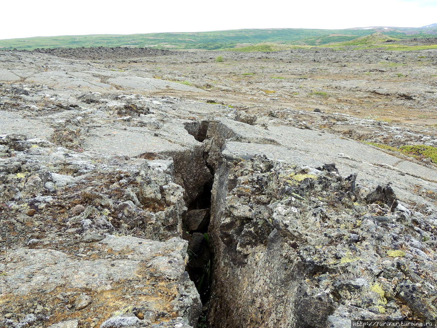 Сразу за домиками начинается лавовое поле с глубокими трещинами Рейкьяхлид, Исландия