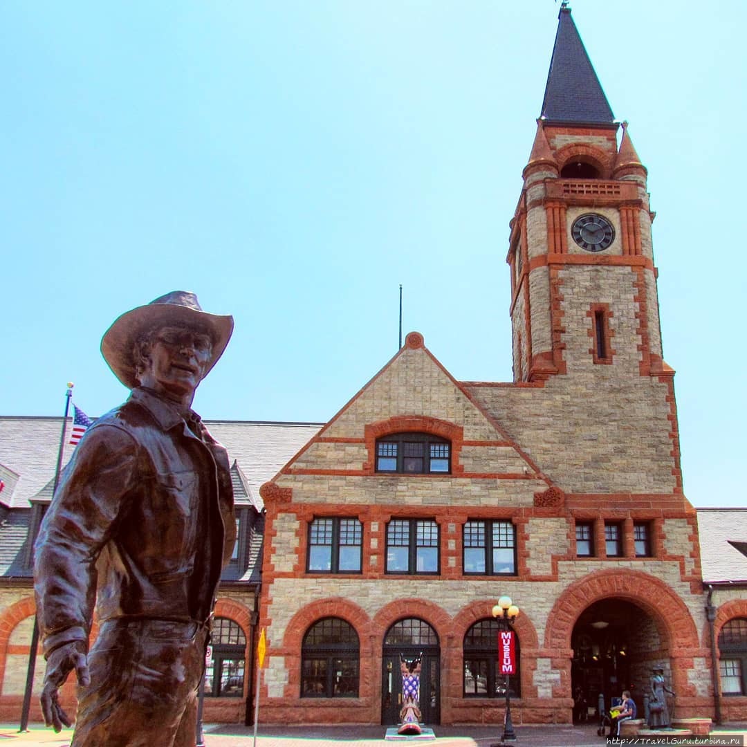 Здание вокзала и скульптура одного из символов Дикого Запада — ковбоя Шайенн, CША
