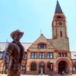 Здание вокзала и скульптура одного из символов Дикого Запада — ковбоя