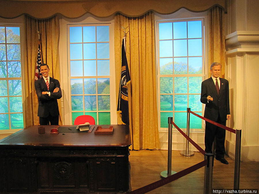 Два прзидента Барак Обама и Джорж  Буш младший Гонконг