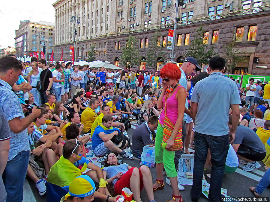 Тут молодежь, не имеющая билеты на матч, занимает удобные места перед экраном. Среди них еще одно исключение — весьма яркое и мало понимающее зачем она здесь. Видимо кто-то пригласил и не объяснил, что будет проистекать:))) Киев, Украина