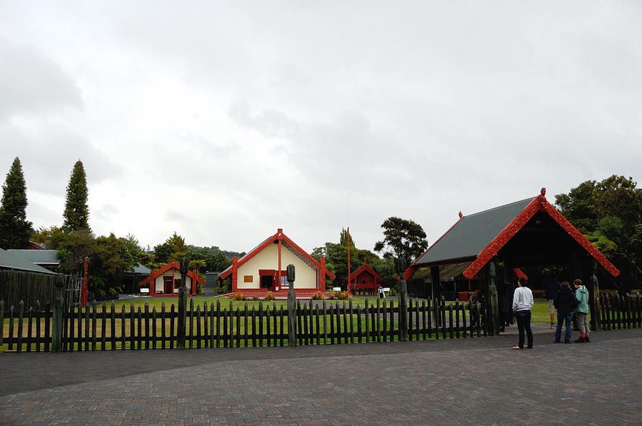 Традиционный дом собраний маори (meeting house) Роторуа, Новая Зеландия