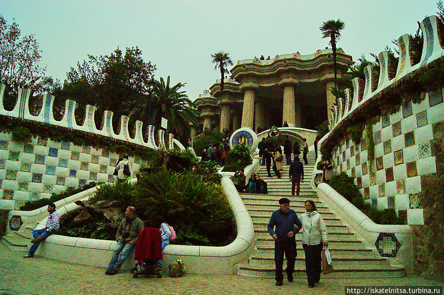 Парк Гуэль, у главного входа