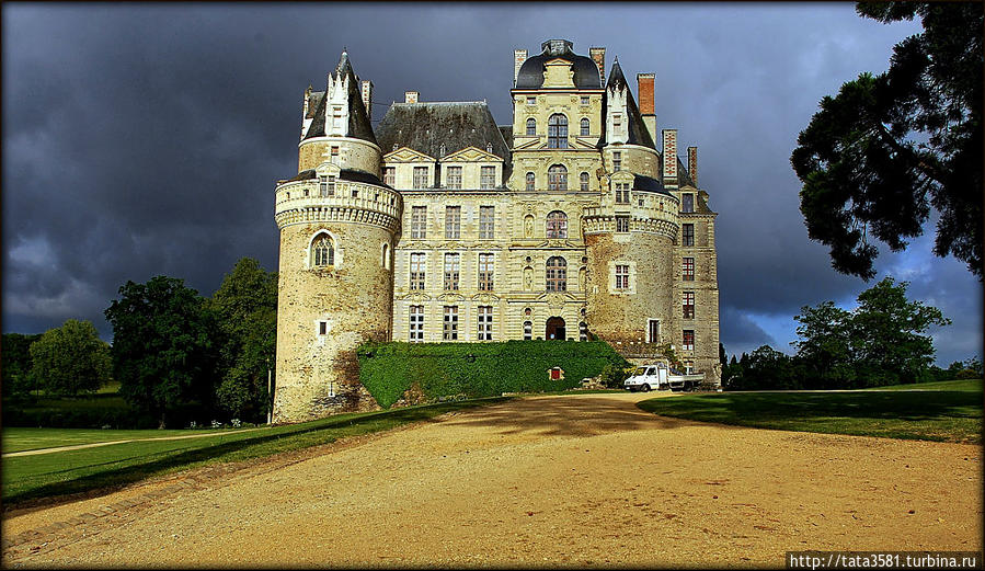 Самый высокий замок Франции Бриссак-Кенсе, Франция
