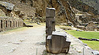 Каменные блоки про которые перуанским гидам полагается говорить, что современной техники для того что бы поставить их на место не существует, к сожалению многие повторяют эту фразу в своих заметках