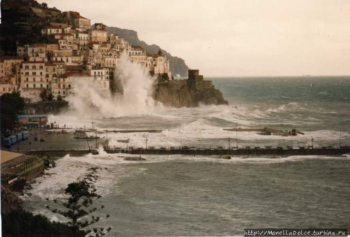 Mareggiata в порту Amalfi- шторм в ноябре Амальфи, Италия