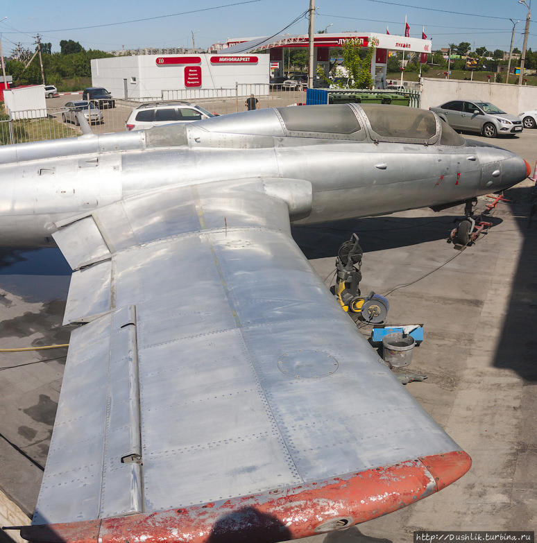 Два Аэро Л-29 «Дельфин» в центре Челябинска