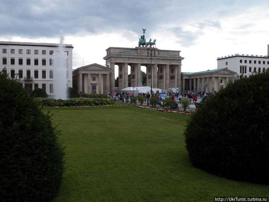 Бранденбу́ргские воро́та (нем. Brandenburger Tor) Берлин, Германия