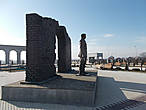 Памятник последнему защитнику Брестской крепости. Считается, что им был лейтенант Баркинхоев, ингуш.