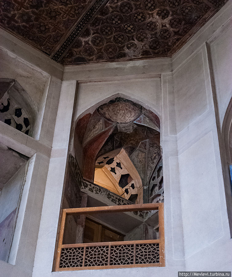 Домик для наложниц  персидского шаха Аббаса II Исфахан, Иран