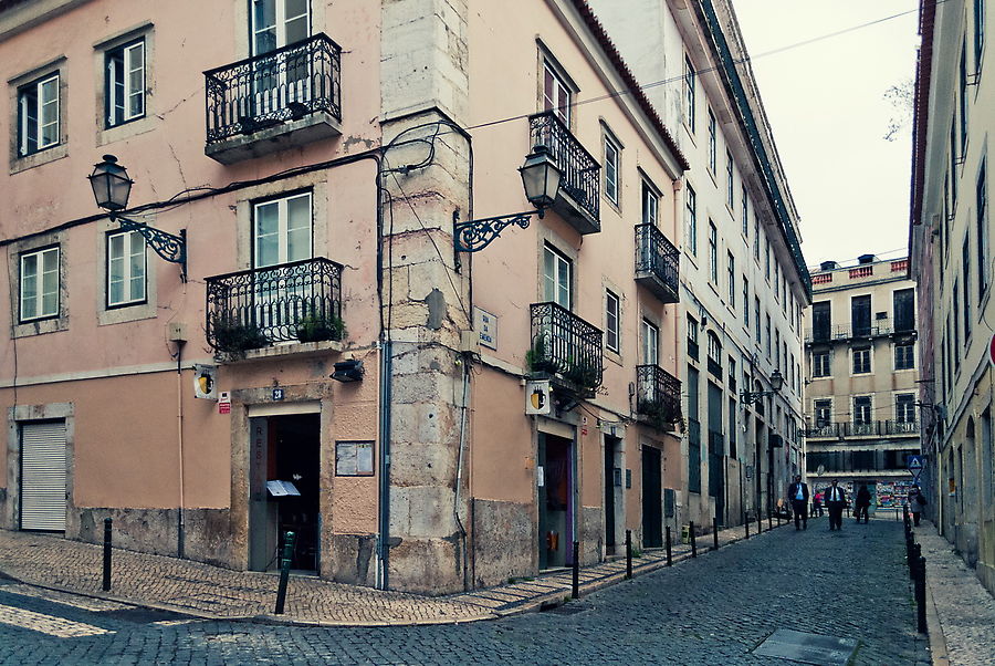 Некоторым может показаться, что потертость придает определенный шарм и колорит южных городов. Такой shabby chic, как, например, в Италии.