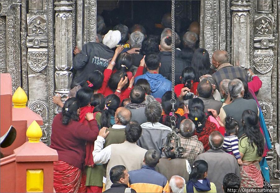 Велико желание прикоснуться к святыням Катманду, Непал
