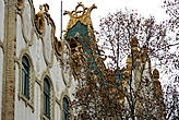 Здание Почтово-Сберегательного банка. Сейчас — Венгерский Национальный банк. Архитектор Эдён Лехнер. 1899-1902 г.г. Самая красивая его часть — черепичная ярко-зелёная крыша. Жаль, что её почти невозможно рассмотреть.