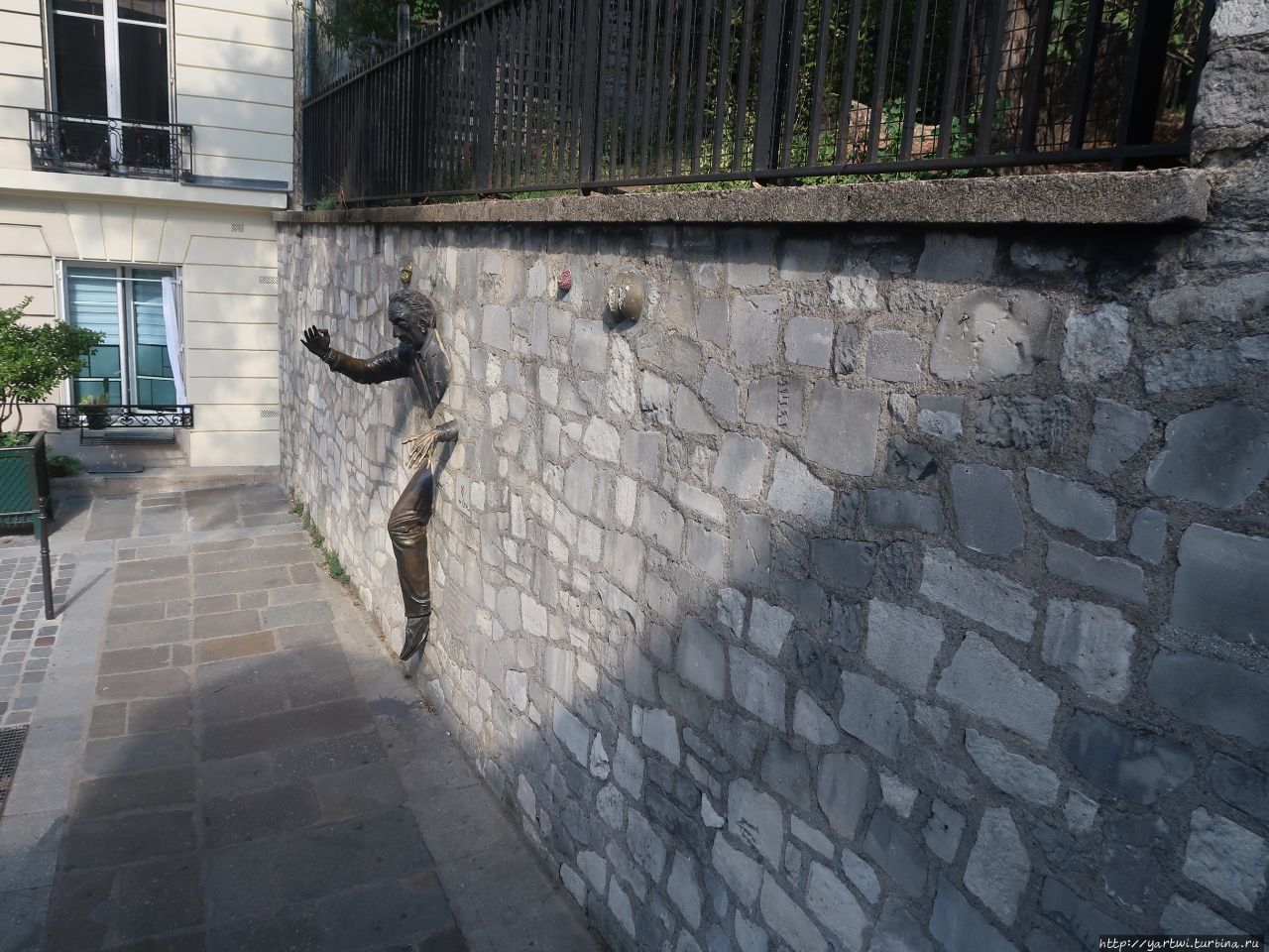 По пути попадаются разные интересные объекты (на фотографии — памятник герою рассказа Марселя Эме Человек, проходящий сквозь стену. По рассказу он жил в доме рядом. Париж, Франция