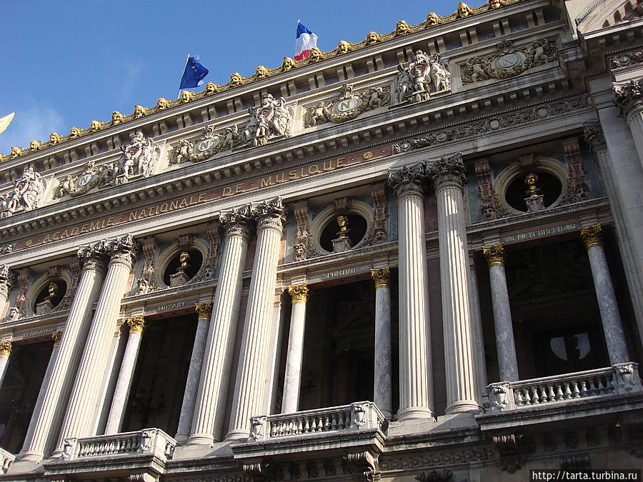 Оперный театр Гарнье роскошен со всех сторон и при любой погоде. Париж, Франция