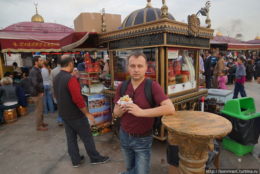 Очень вкусно. А позади меня ларек, в котором продают различные солености — капуста, огурчики, морковка и так далее — просто накладывают в стаканчик. Тут же на набережной все это поедается с огромным аппетитом )))