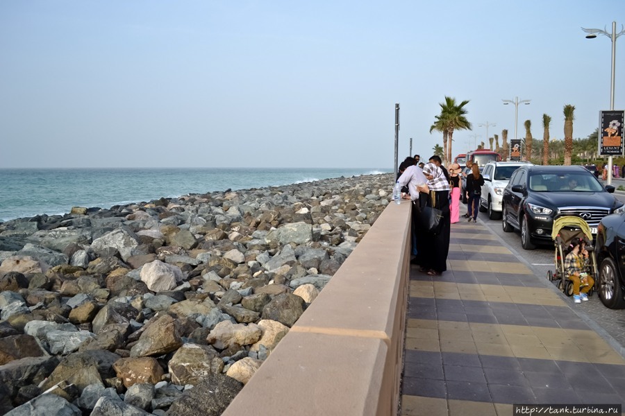 После океанариума сходили на край острова, который представляет собой отсыпанный огромными камнями берег. Дубай, ОАЭ