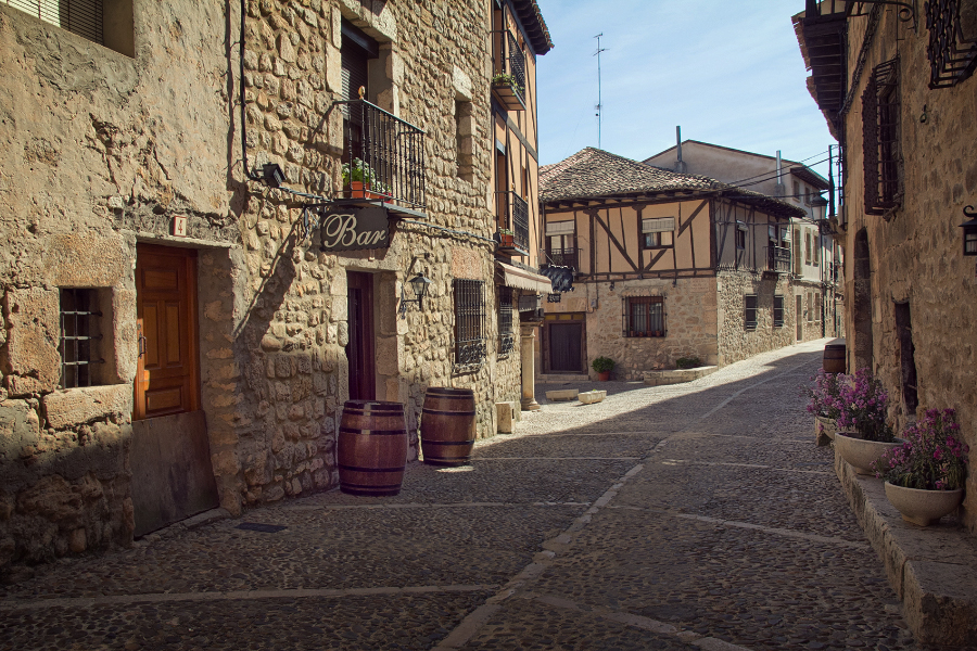 Большая площадь маленького кастильского городка Пеньяранда-де-Дуэро, Испания