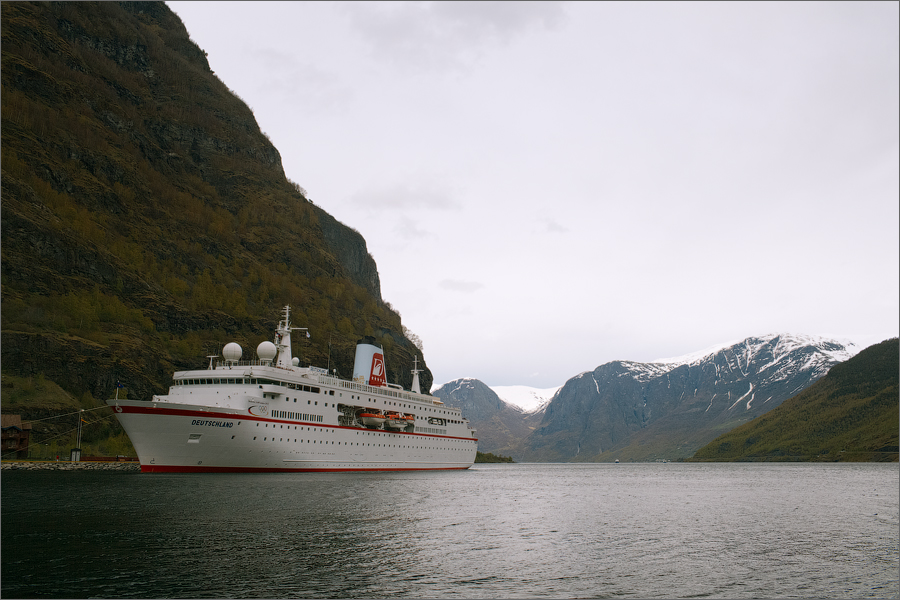 Фьорды манили своей близостью, но до лодки еще много часов... Флом, Норвегия