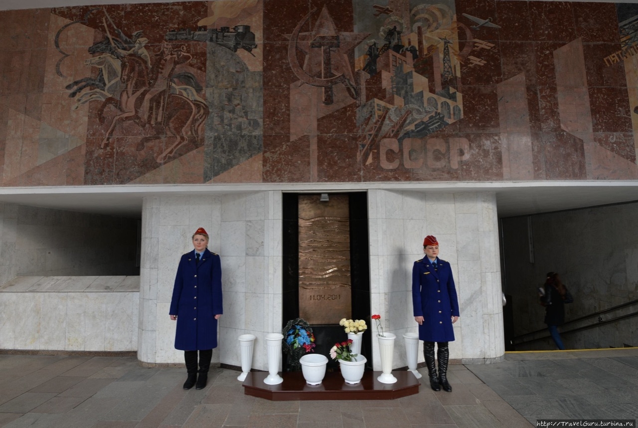 Мемориал у входа на станцию 