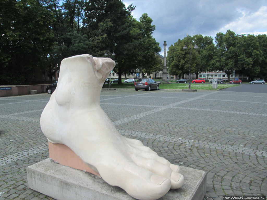 Cобери пазл.  Нога Константина Великого Майнц, Германия