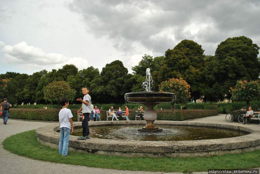 Мальчишки-итальянцы в парке Хофбург Мюнхен, Германия