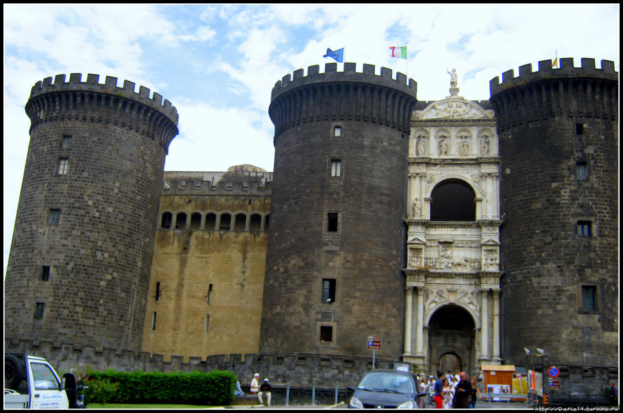 Анжуйская крепость или Новый замок Неаполь, Италия