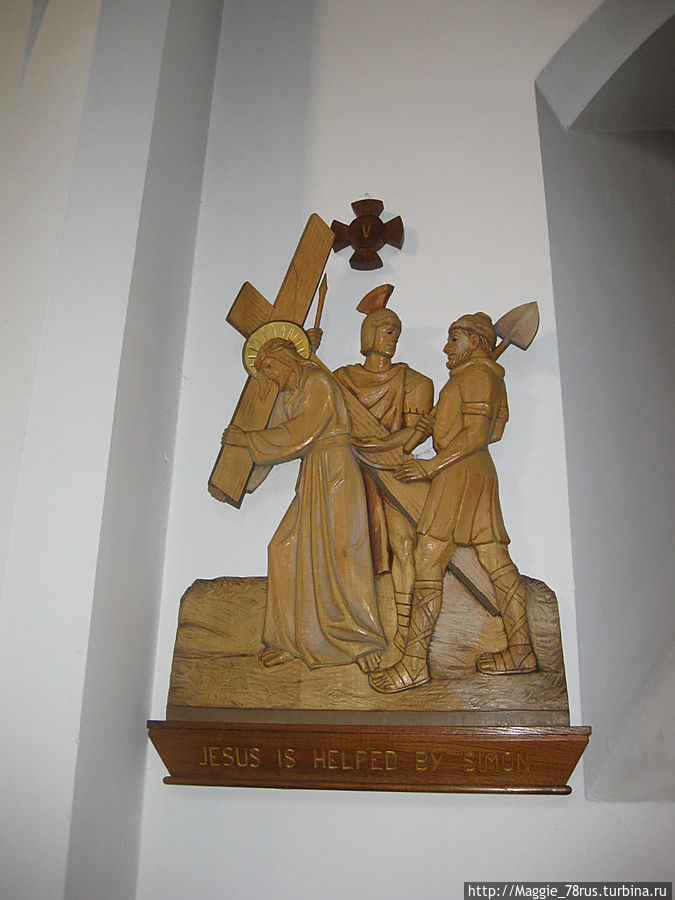 Самому распятию предшествовала позорная процессия, в ходе которой осуждённый на смерть должен был нести патибулум, деревянный брус весящий порой до 30—50 кг, который привязывали к рукам, и который потом служил горизонтальной перекладиной креста.