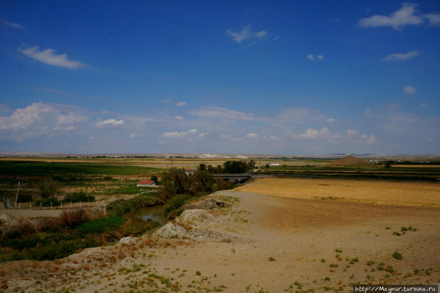 С вершины раскопок хорошо видна долина, где распологалась низинная часть города. Она не откопана, но река Сангария  так же медленно несет свои воды,  словно не пронеслись через нее лихие тысячелетия с расцветом и гибелью государств. Гордион, Турция