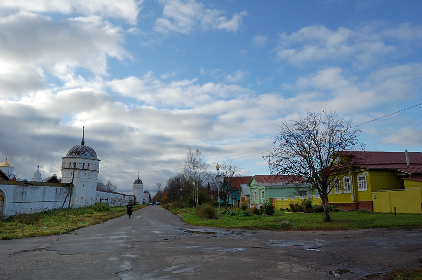 На улице у Покровского монастыря Суздаль, Россия