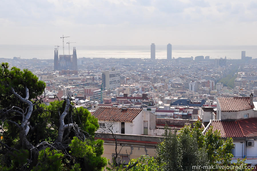 Слева виднеется знаменитая Саграда Фамилия или Собор Святого Семейства. Барселона, Испания