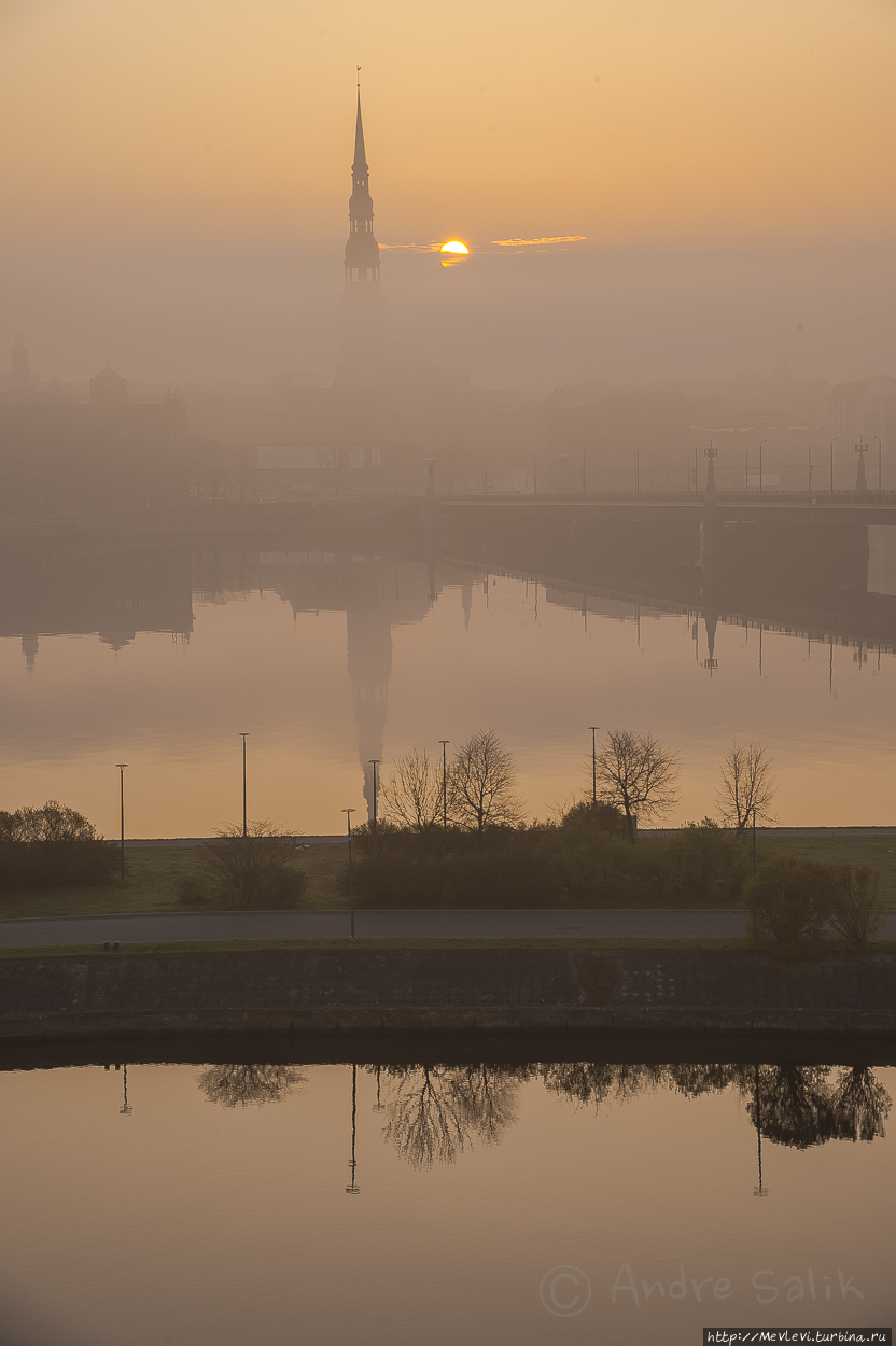 Туманное утро над Старой Ригой Рига, Латвия