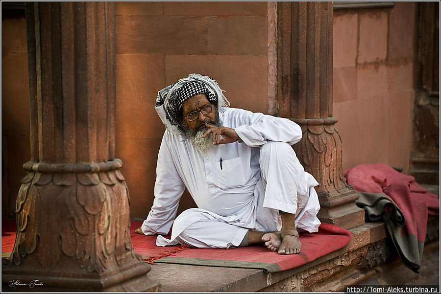 Посидеть вот так в тени колонн от мечети и подумать о жизни. Что может быть лучше...
* Дели, Индия