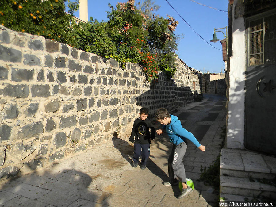 мальчишки, понятно, мяч гоняют Кфар-Кама, Израиль