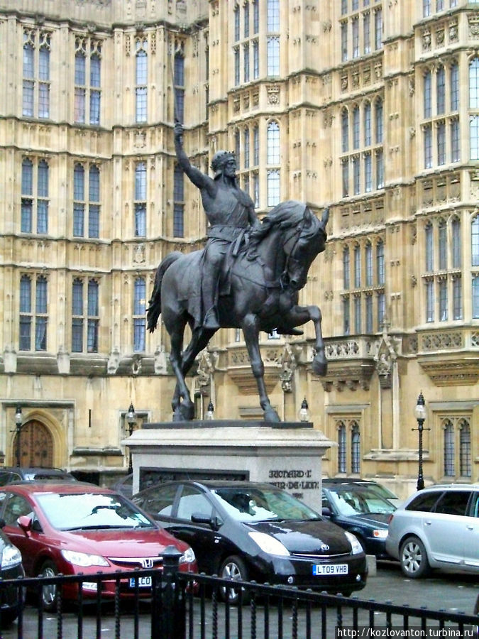 Ричард I, известный под именем Львиное Сердце, также стоит перед английским парламентом.