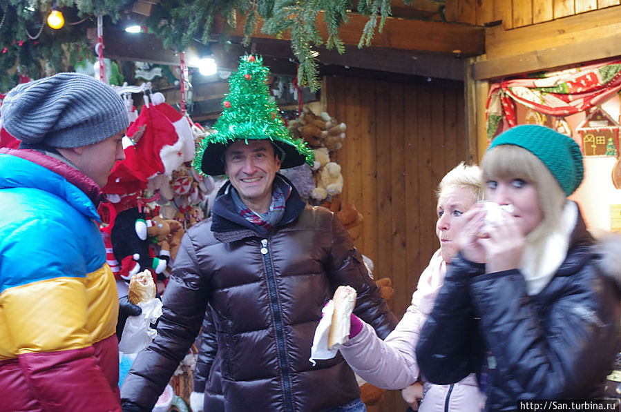 Один из продавцов позировал нам с большим энтузиазмом