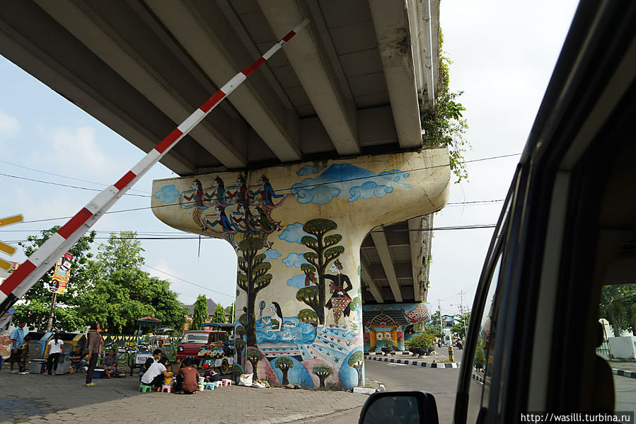 Граффити на опорах моста. Джокьякарта. Ява, Индонезия