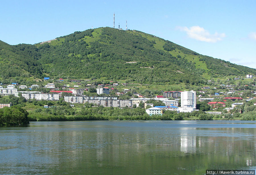 Южный склон опускается к Култучному озеру.