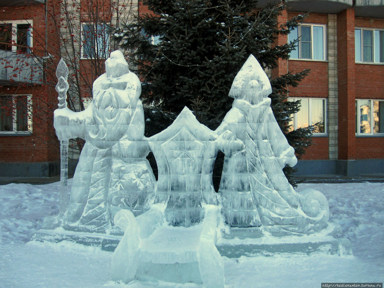 Присаживайтесь отдыхать в компании Деда Мороза и Снегурочки перед входом в санаторий Родник Алтая (он же  Шахтер Кузбасса). Белокуриха, Россия