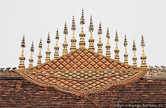 Ват Тхат Луанг. Навершие Док со фа, символизирующее гору Меру. Фото из интернета Луанг-Прабанг, Лаос