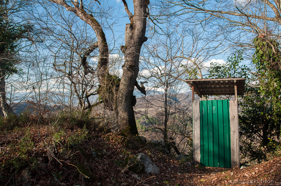 В конце туристической тропы установлен туалет — прямо над отвесным обрывом! Новый Афон, Абхазия