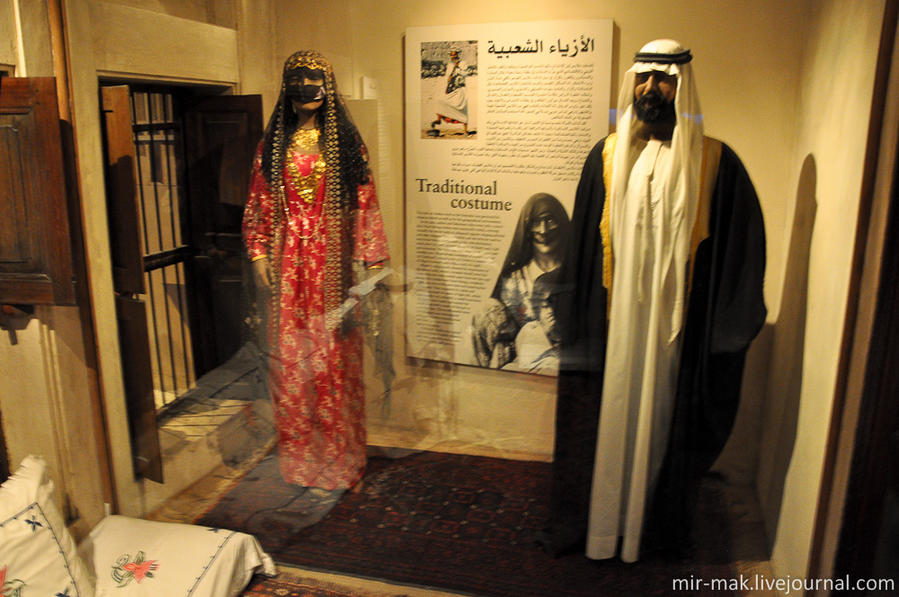 Стенд традиционных костюмов. Дубай, ОАЭ