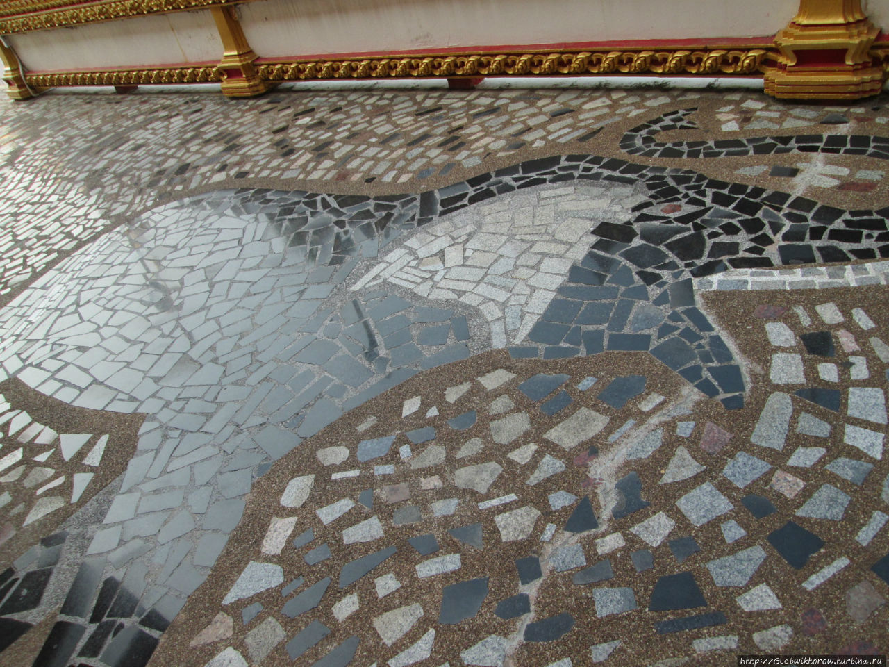 Скульптуры и мозаики на территории вата