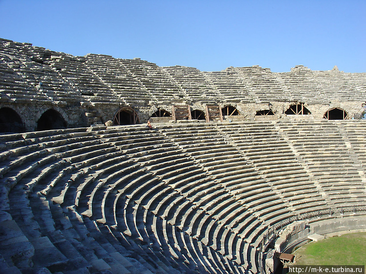 Театр. Фото из Википедии