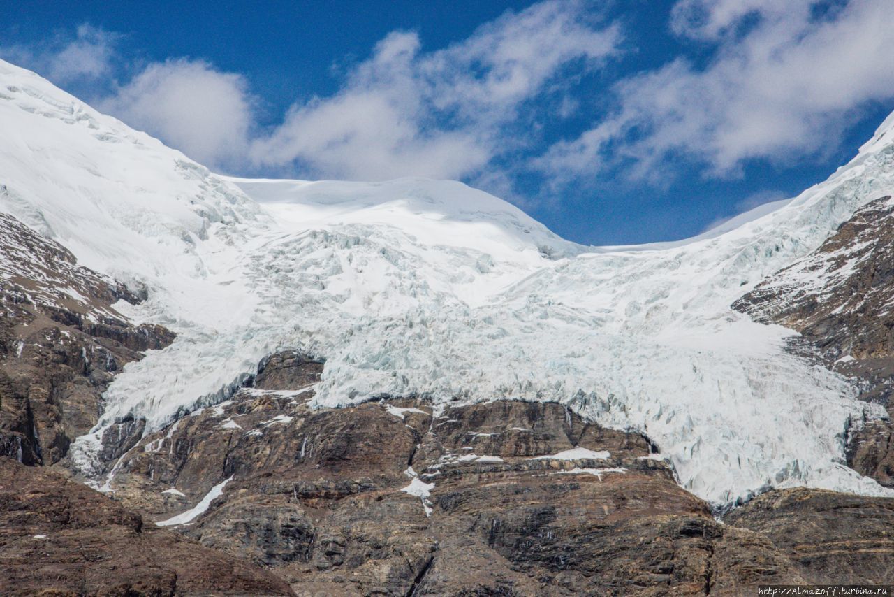 Ледник Каро-Ла стекающий прямо на дорогу с вершины Ноценкансари гора (7191м), Китай