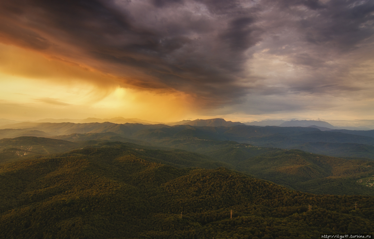 Закат над горами Кавказа вид с башни Ахун в Сочи. Снято на Nikon d 7000. Условия съемки конец августа после прошедшего дождя. Сочи, Россия
