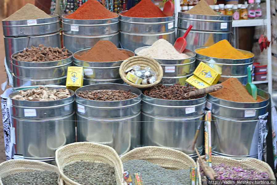 Специи на рынке Марракеш, Марокко