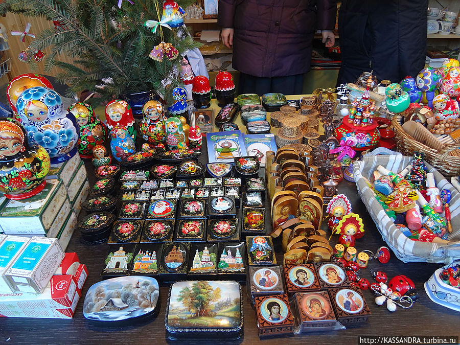 Рождество около советской высотки