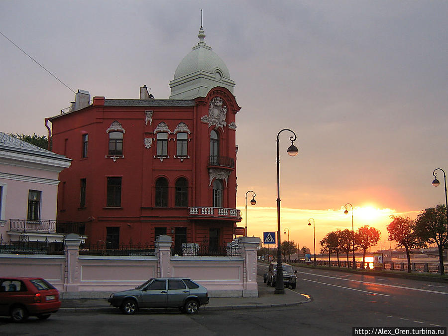 Набережная Макарова, 12. Доходный дом А. А. Стенбок Фермора построен в 1900 году. Архитектор В. П. Цейдлер